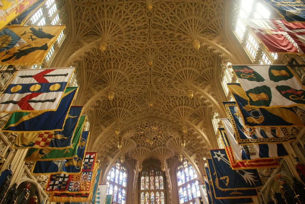 La voûte en éventail et les bannières de la chapelle d'Henri VII à l'abbaye de Westminster