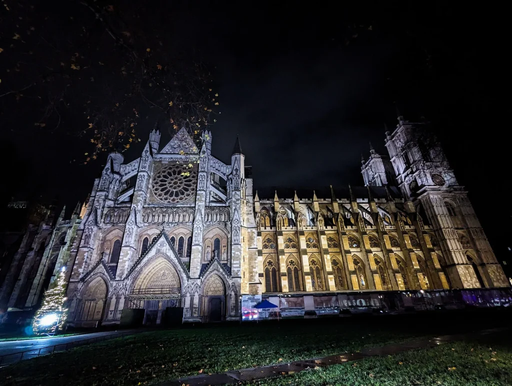 La façade ouest de l'abbaye de Westminster illuminée un soir de décembre