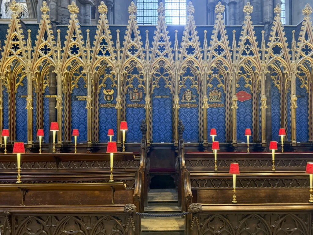 Les stalles du chœur de l'abbaye de Westminster avec leurs lampes rouges