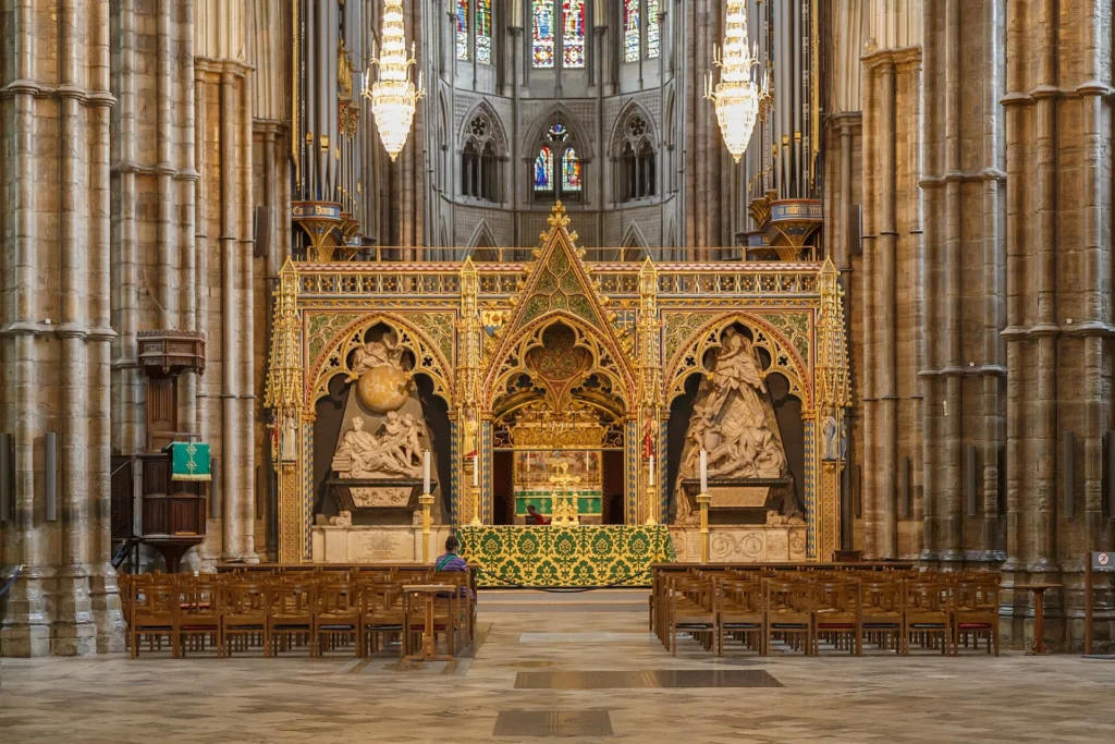 La nef gothique de l'abbaye de Westminster vue depuis le chœur