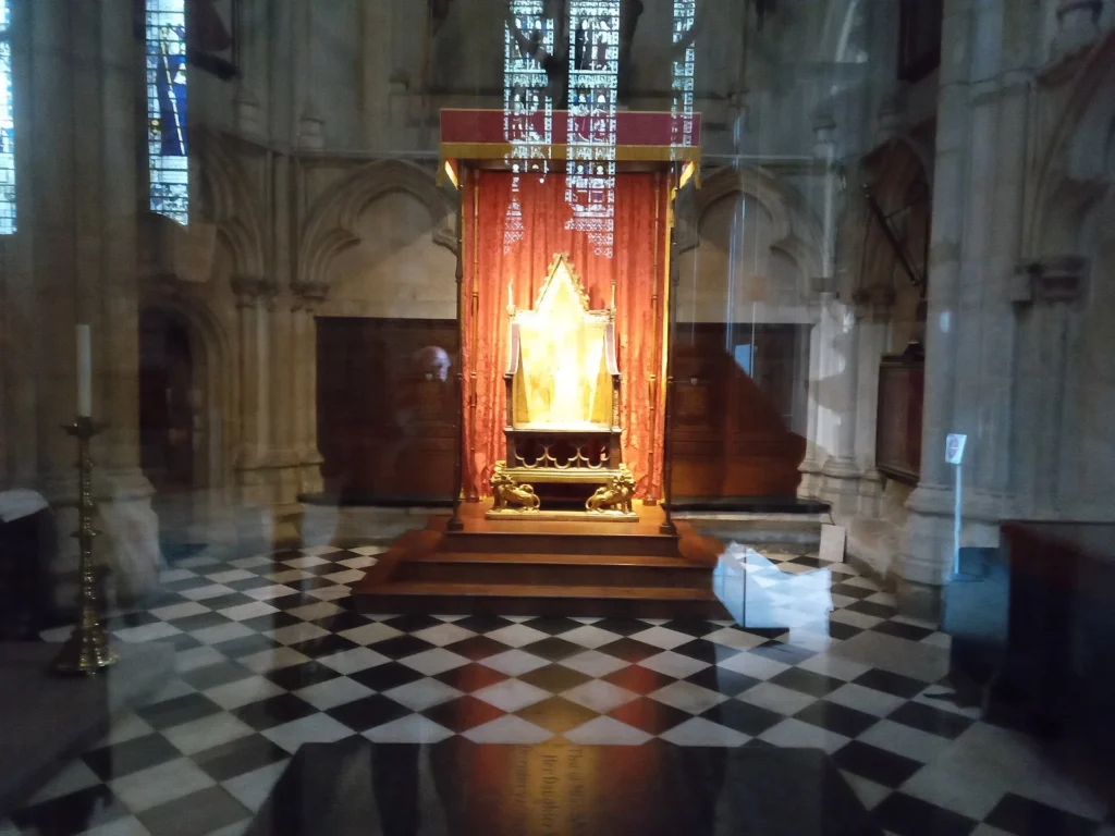 Le trône du couronnement (Coronation Chair) exposé dans l'abbaye de Westminster