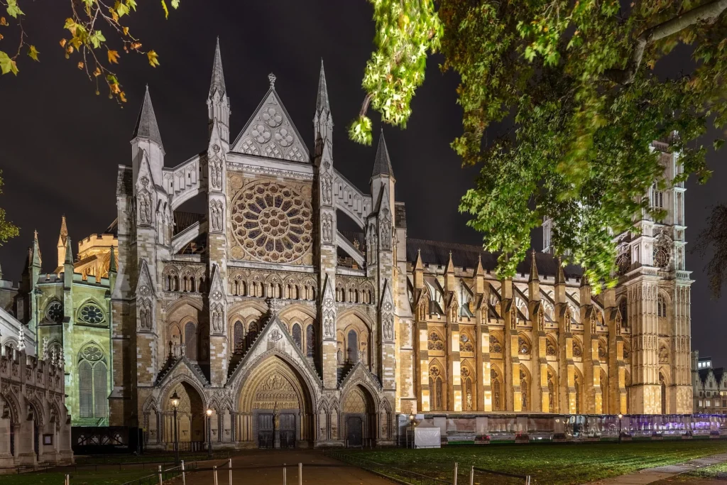 La façade nord de l'abbaye de Westminster illuminée la nuit