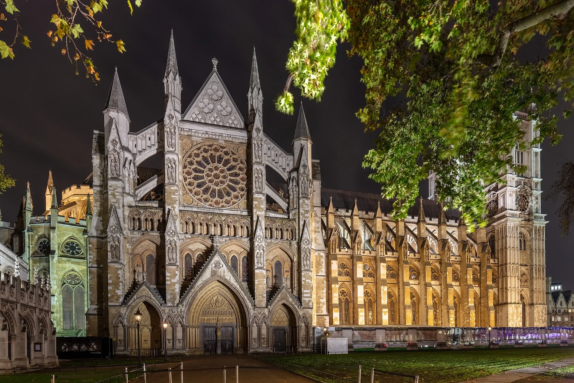 La façade nord de l'abbaye de Westminster illuminée la nuit