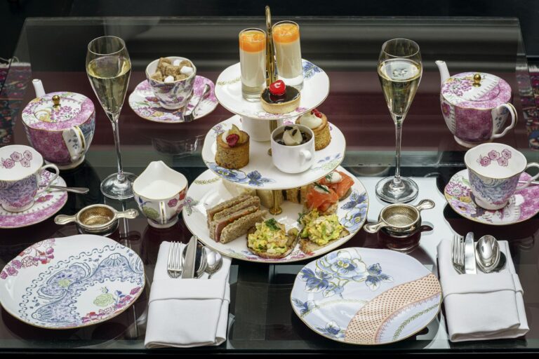 Un afternoon tea servi sur un présentoir à étages