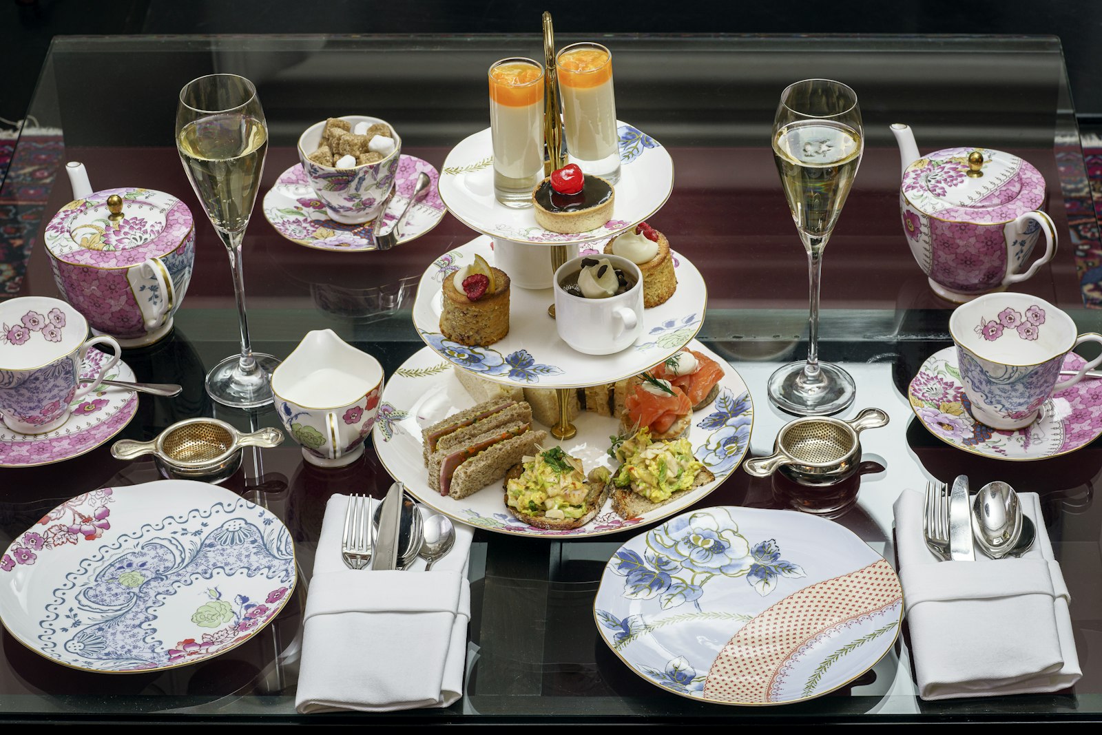 Un afternoon tea servi sur un présentoir à étages
