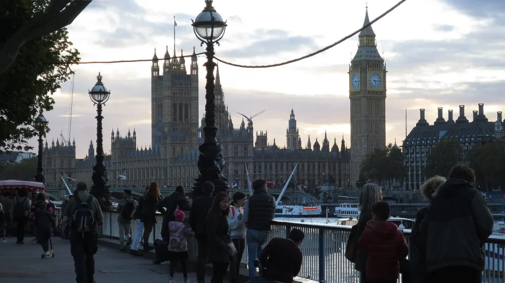 Big Ben et le palais de Westminster vus depuis la rive sud de la Tamise