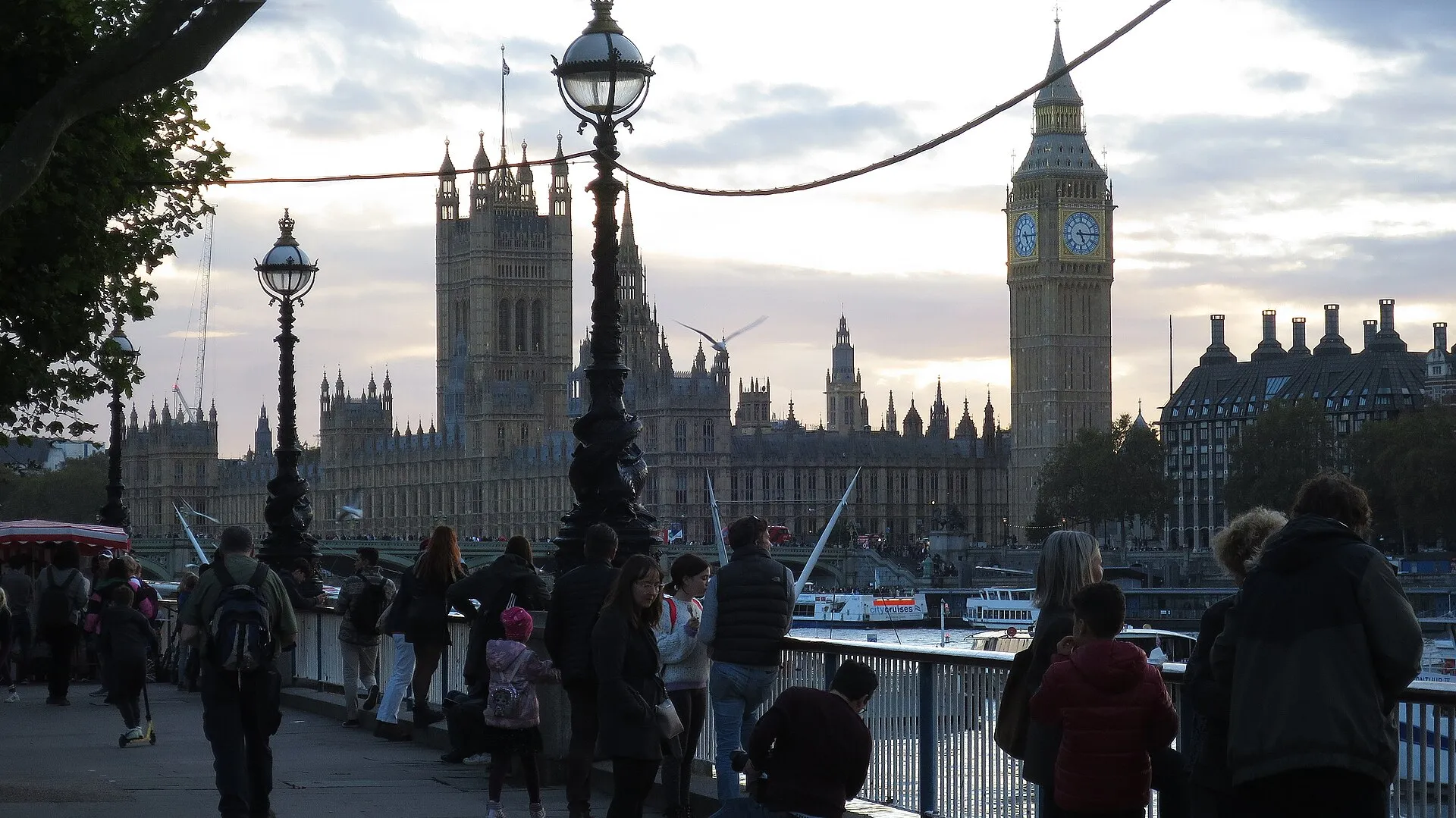 Big Ben et le palais de Westminster vus depuis la rive sud de la Tamise