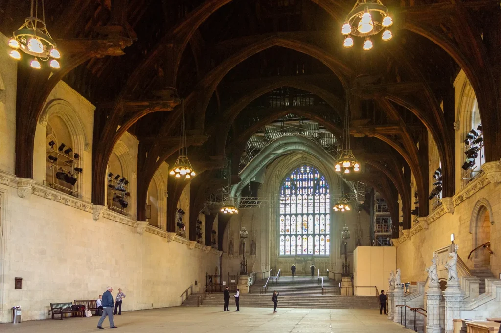 Westminster Hall, la grande salle médiévale du palais de Westminster, avec sa charpente en bois