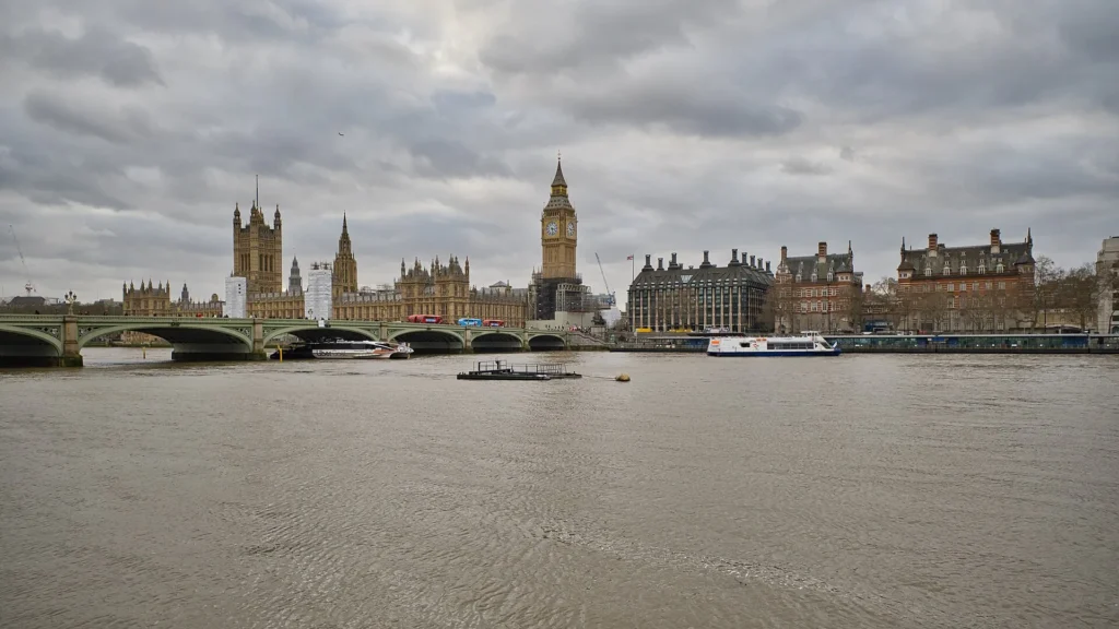 Big Ben et le pont de Westminster au-dessus de la Tamise