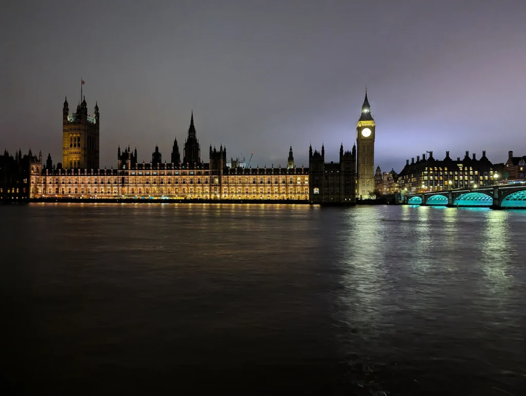 Big Ben et le Parlement illuminés de nuit depuis le pont de Westminster