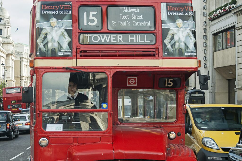 Un bus rouge à impériale de la ligne 15 à Londres