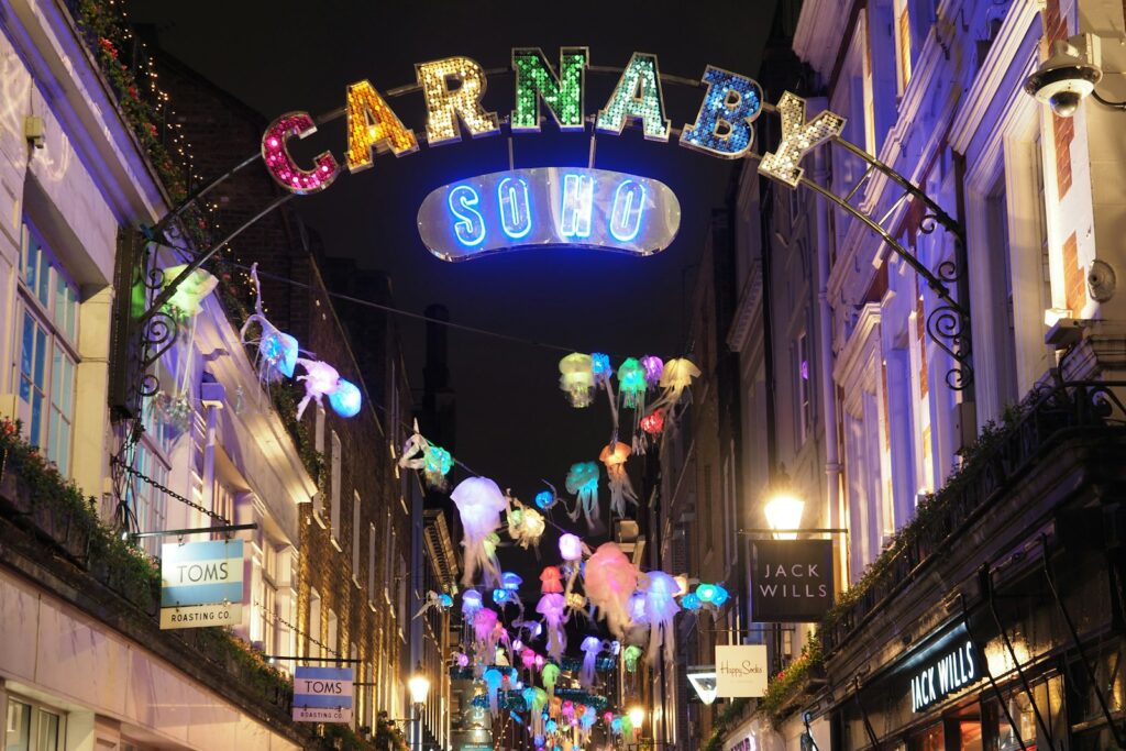 Carnaby Street illuminée pour Noël, à Londres