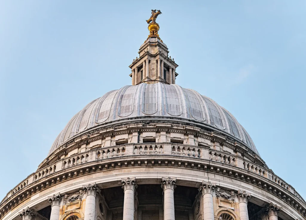 La cathédrale Saint-Paul de Londres et son dôme vus depuis le parvis