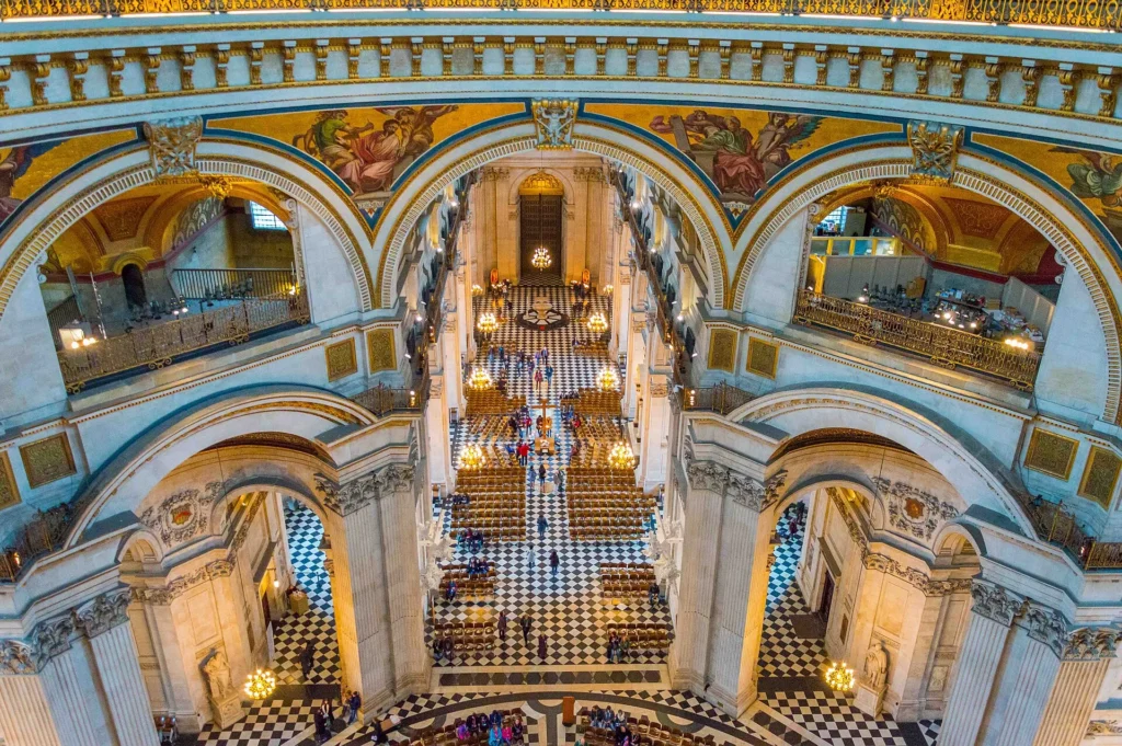 La galerie des murmures qui fait le tour de l'intérieur du dôme de Saint-Paul