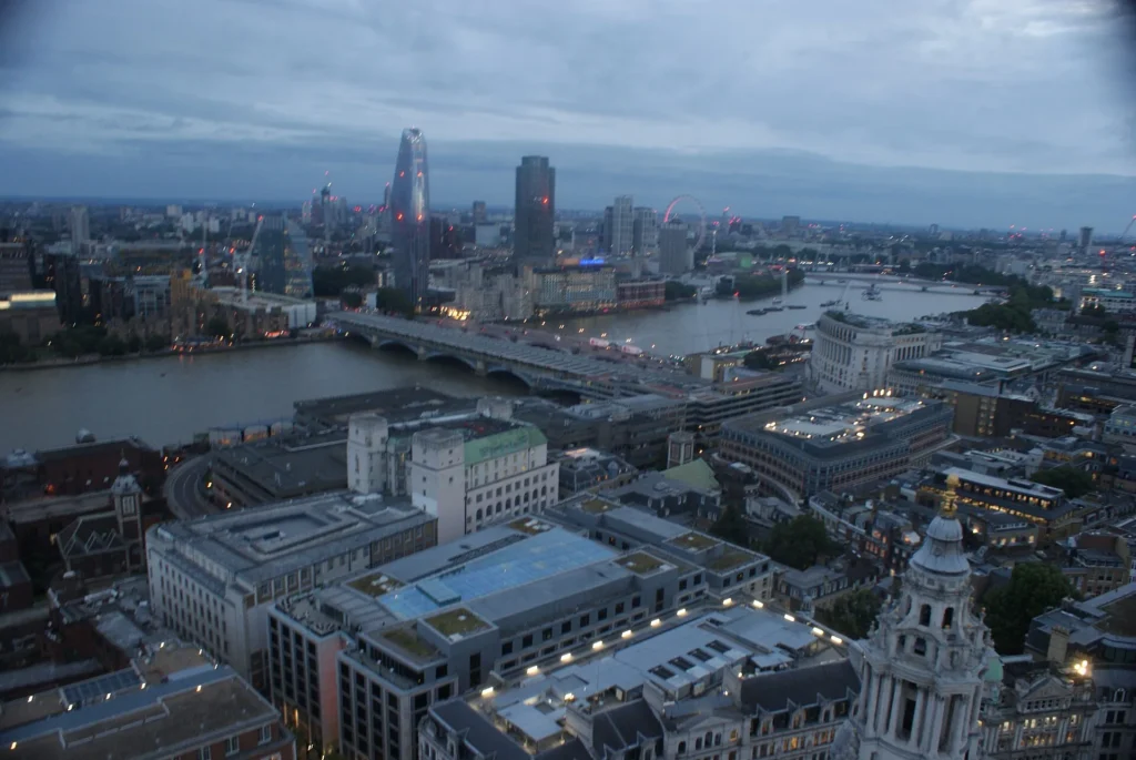 Vue sur la Tamise, One Blackfriars et le London Eye depuis la Golden Gallery de la cathédrale Saint-Paul