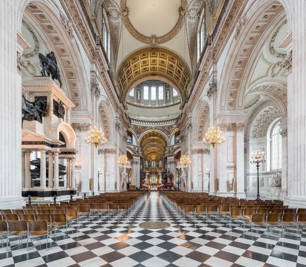 La nef de la cathédrale Saint-Paul de Londres, vue vers l'autel
