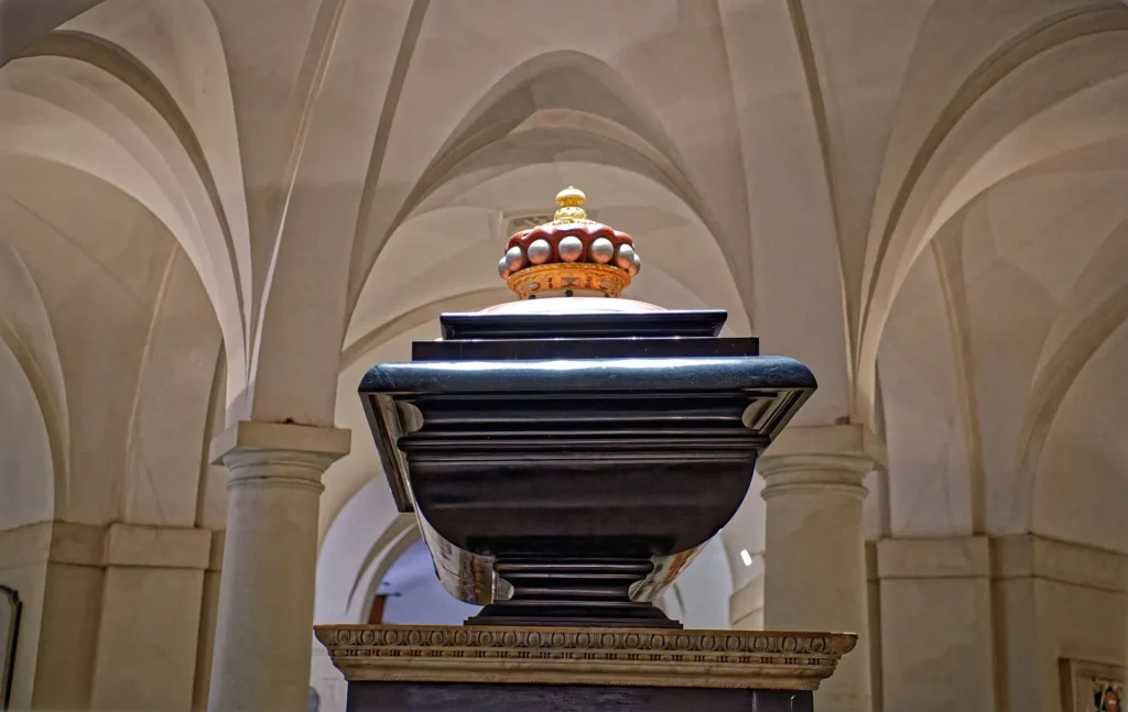 Le sarcophage de marbre noir de l'amiral Nelson dans la crypte de la cathédrale Saint-Paul