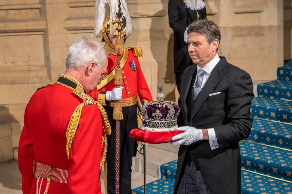 La couronne impériale d'État portée sur un coussin lors d'une cérémonie officielle