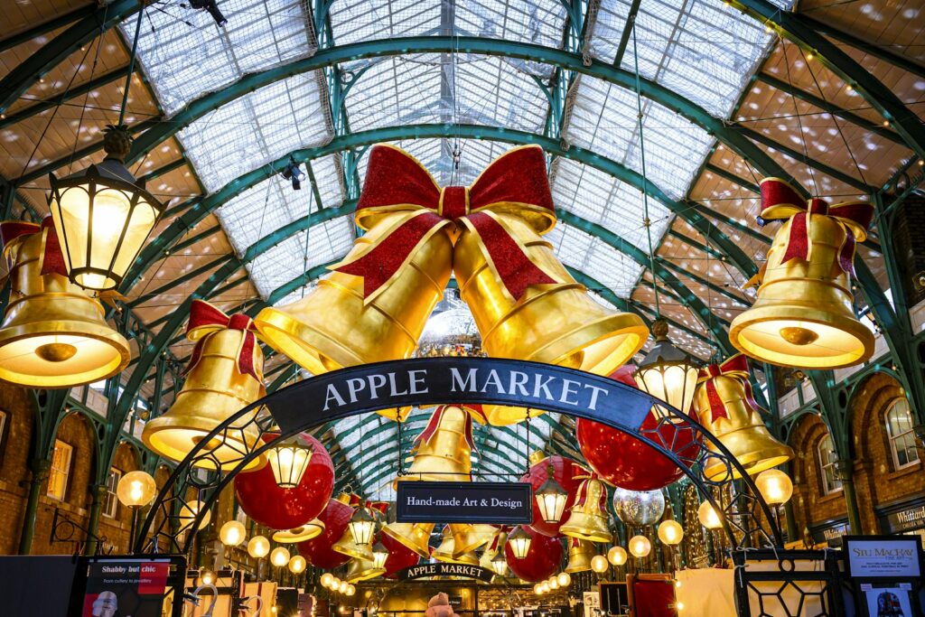 Les cloches dorées et nœuds rouges de l'Apple Market à Covent Garden à Noël