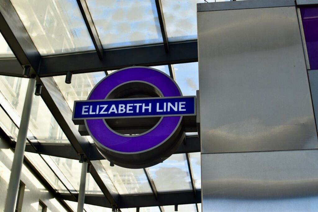 Le logo de l'Elizabeth line à l'entrée d'une station de Londres
