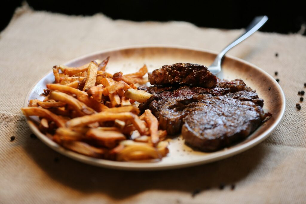 Une entrecôte-frites
