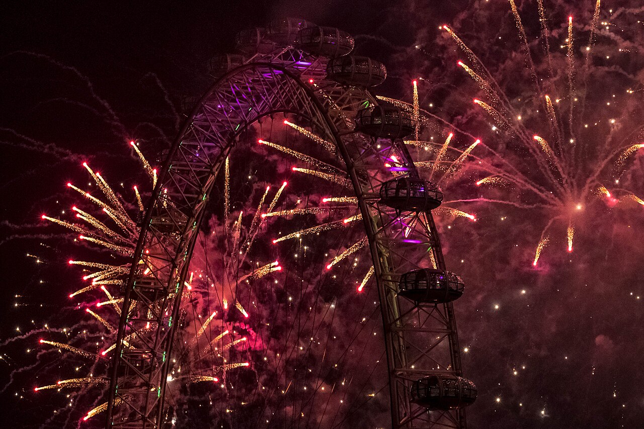 Feu d'artifice du Nouvel an au pied du London Eye