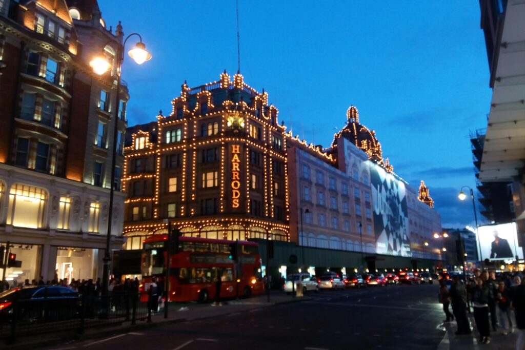 La façade illuminée de Harrods à la tombée de la nuit