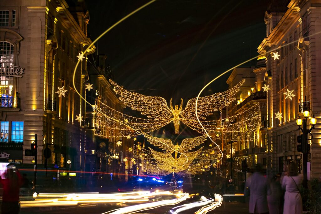 Les anges lumineux de Regent Street à Noël, à Londres