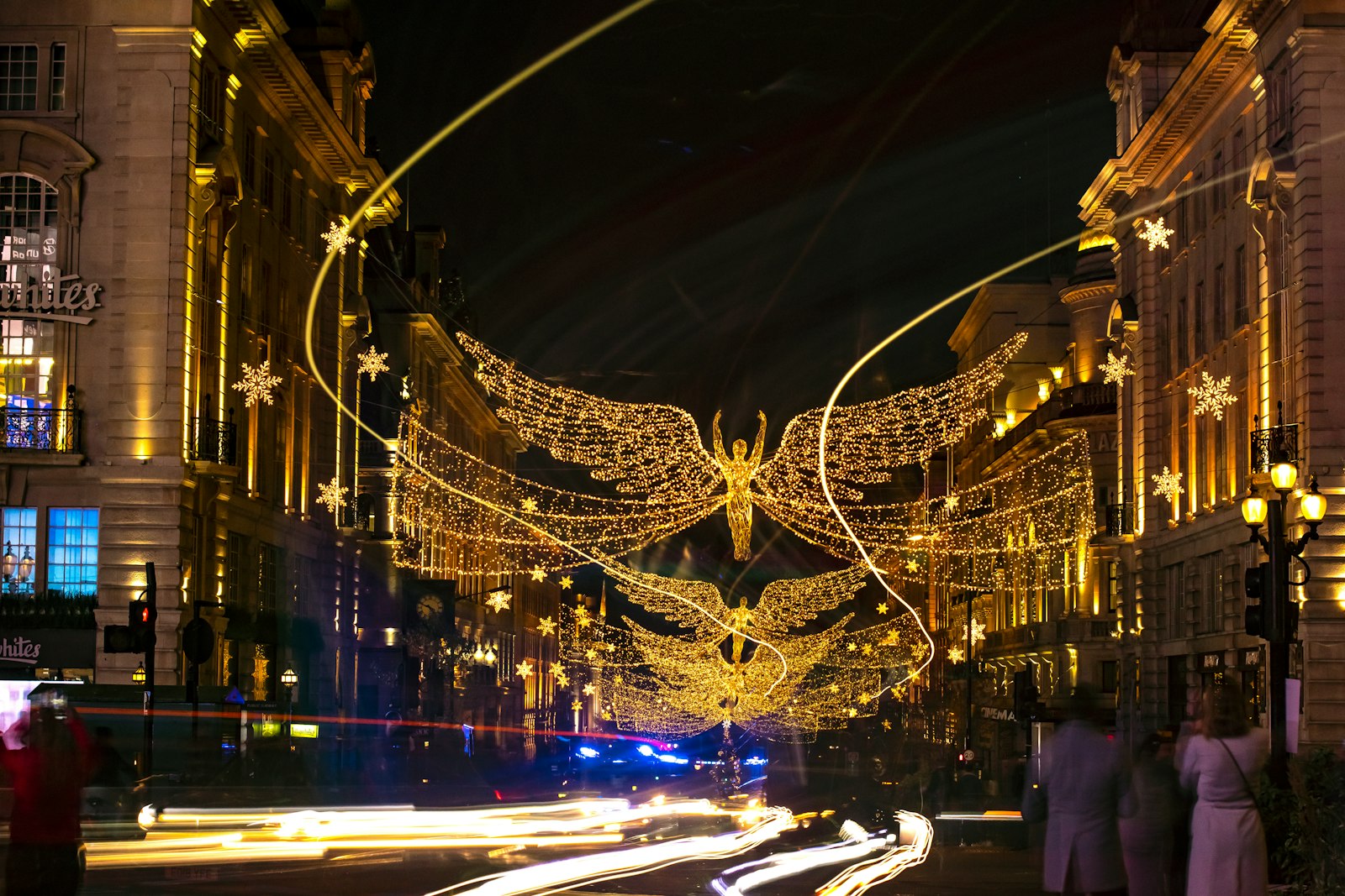 Les anges lumineux de Regent Street à Noël, à Londres
