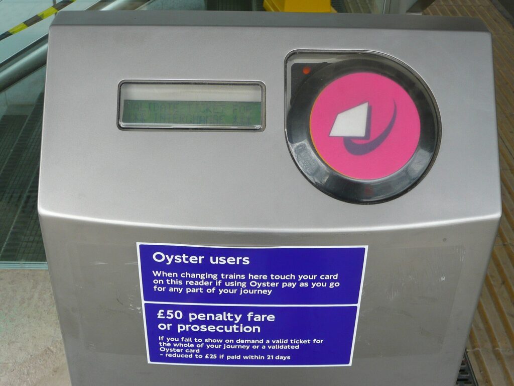 Un lecteur rose de correspondance dans une station de Londres
