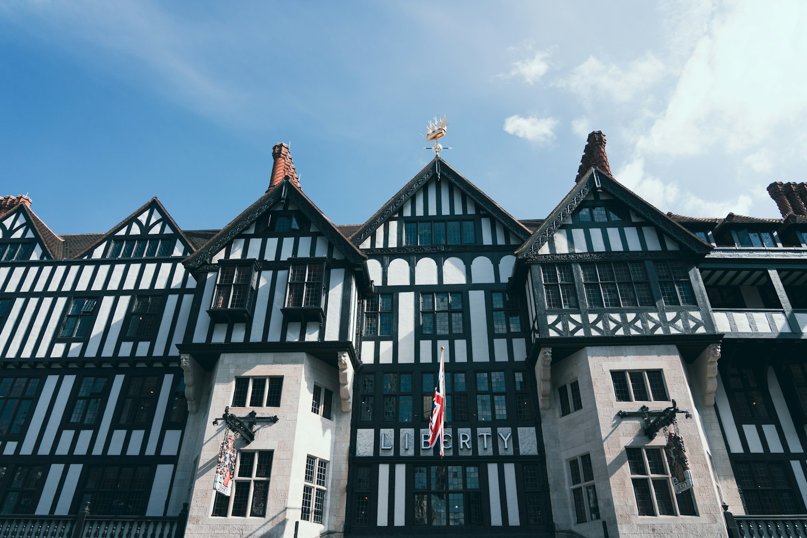 La façade à colombages de style Tudor du grand magasin Liberty à Londres
