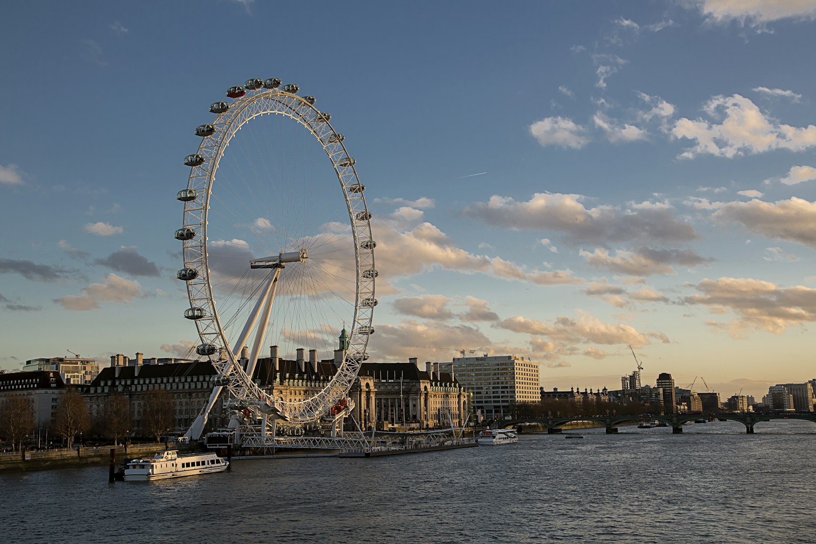 Le London Eye au bord de la Tamise