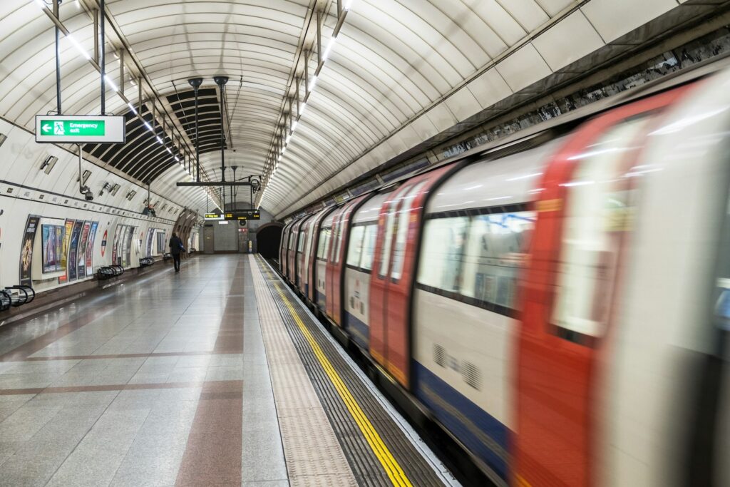 Une rame du métro de Londres entrant en station