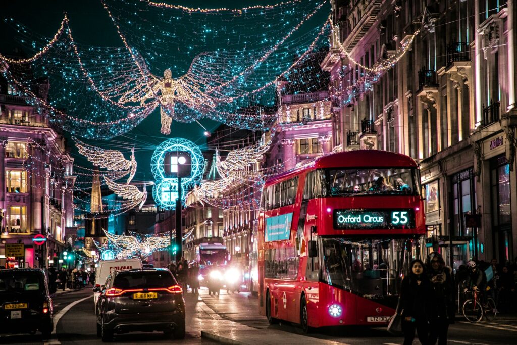 Bus rouge sous les illuminations de Noël de Regent Street à Londres