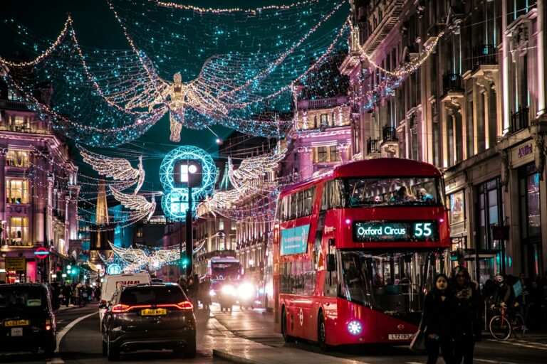 Bus rouge sous les illuminations de Noël de Regent Street à Londres