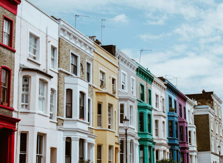 Maisons colorées dans une rue de Londres