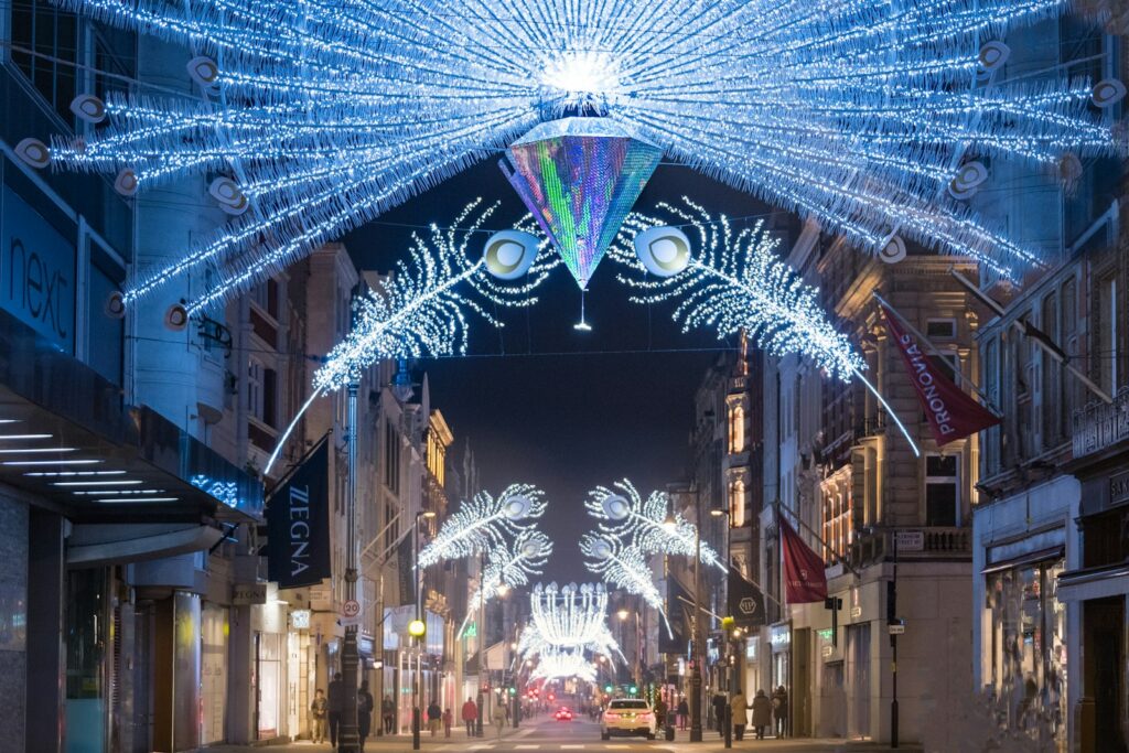 Oxford Street illuminée pour Noël, à Londres