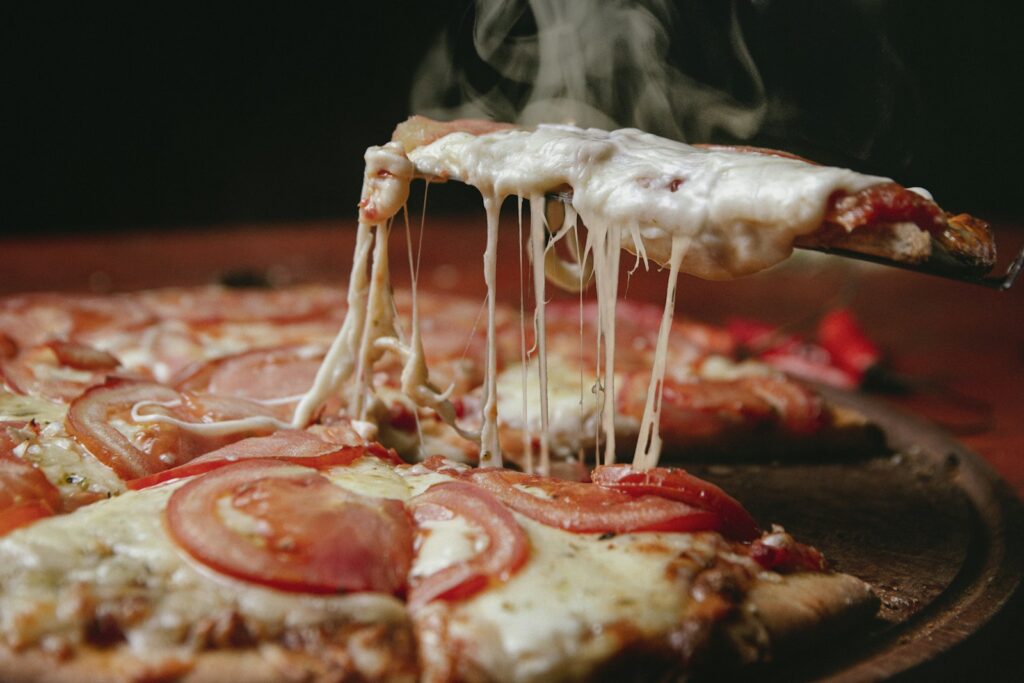 Une pizza à la mozzarella filante