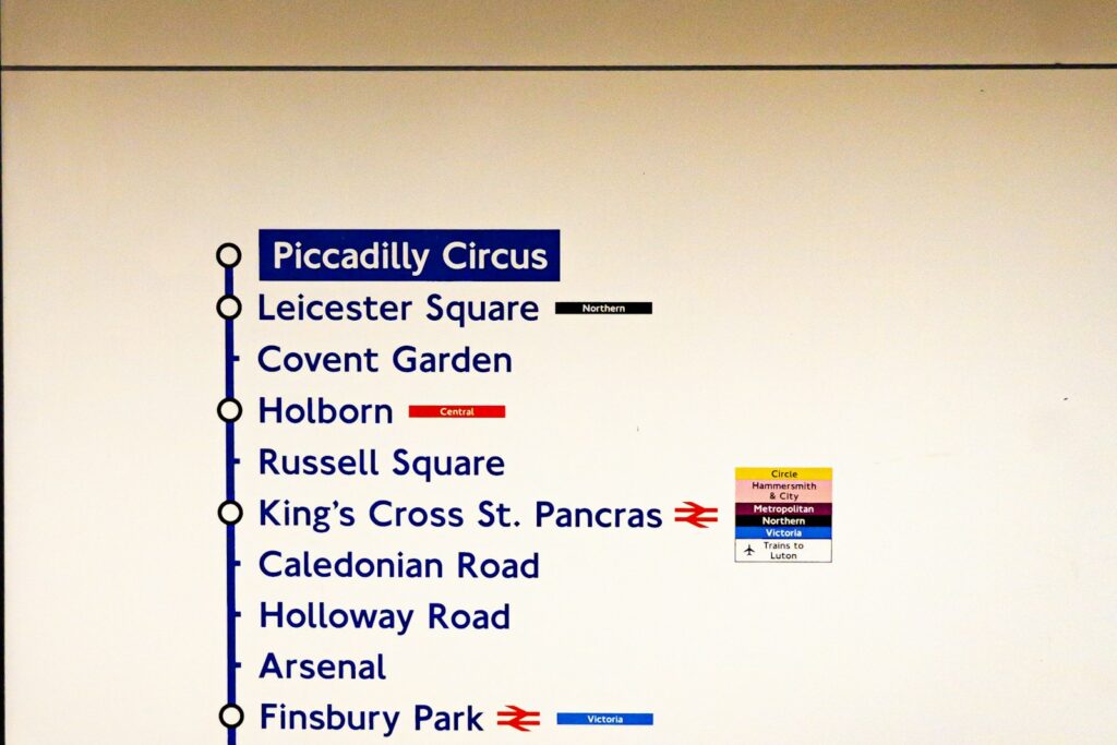 Un plan de ligne du métro de Londres sur un quai