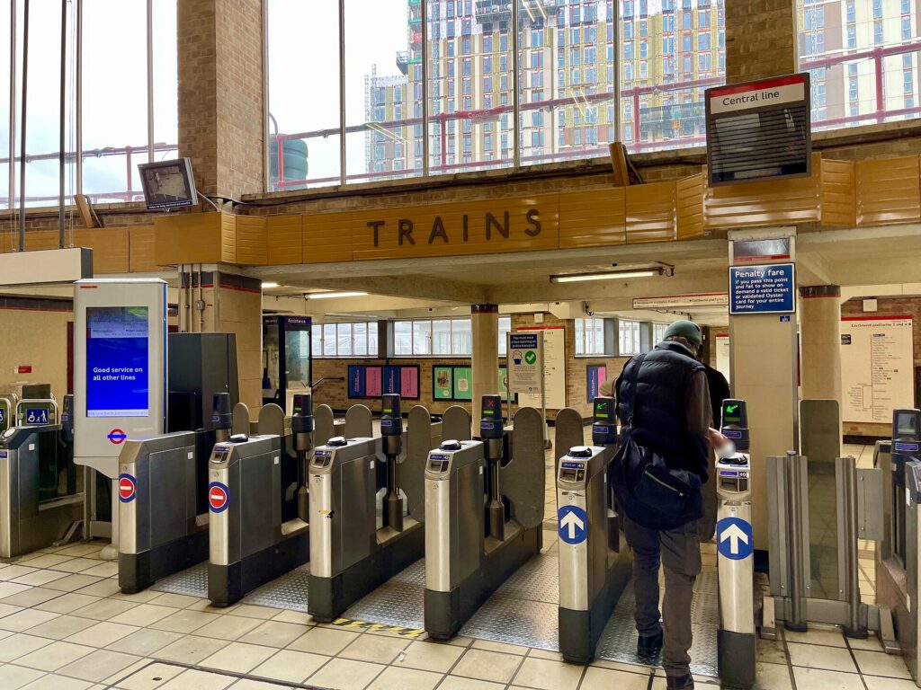Les portiques d'entrée d'une station du métro de Londres, avec leurs lecteurs jaunes