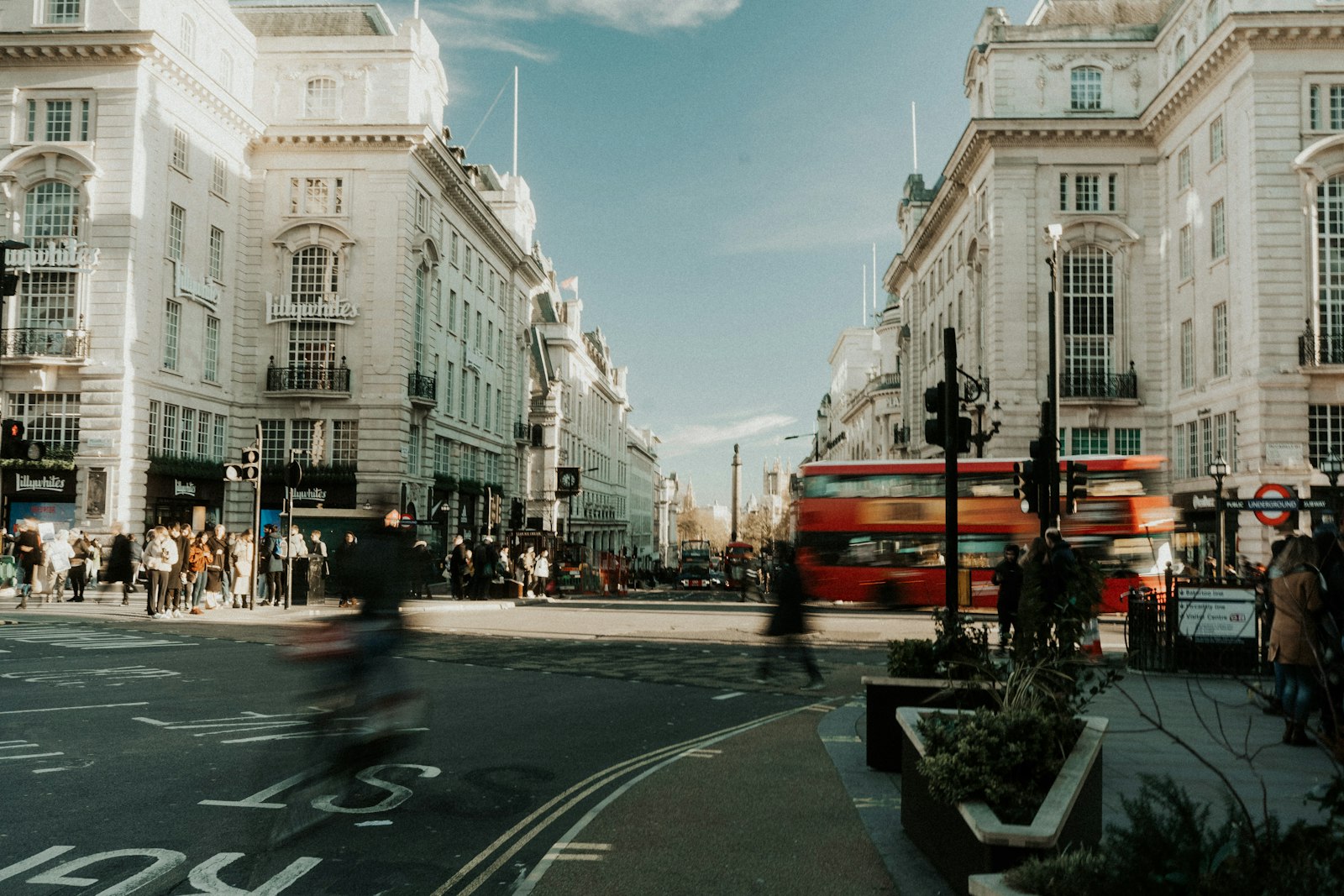 Un bus rouge sur Regent Street, la rue du shopping à Londres