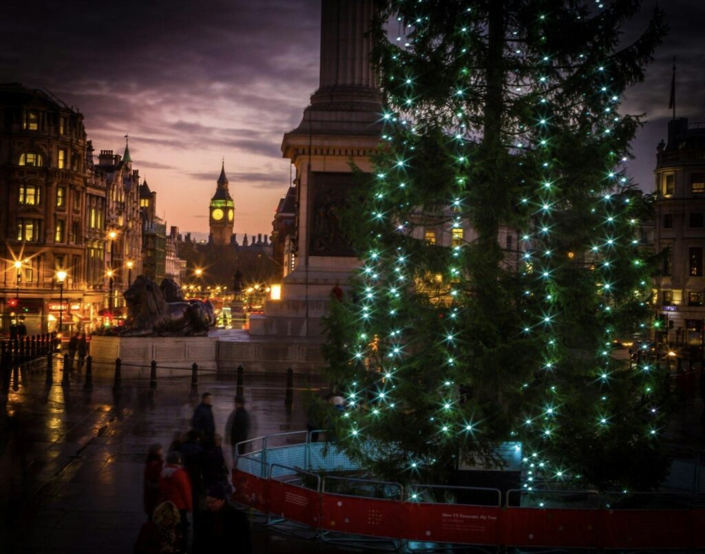 Le sapin de Noël de Trafalgar Square avec Big Ben au loin