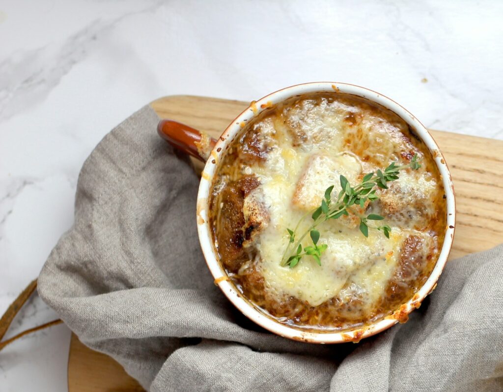 Une soupe à l’oignon gratinée
