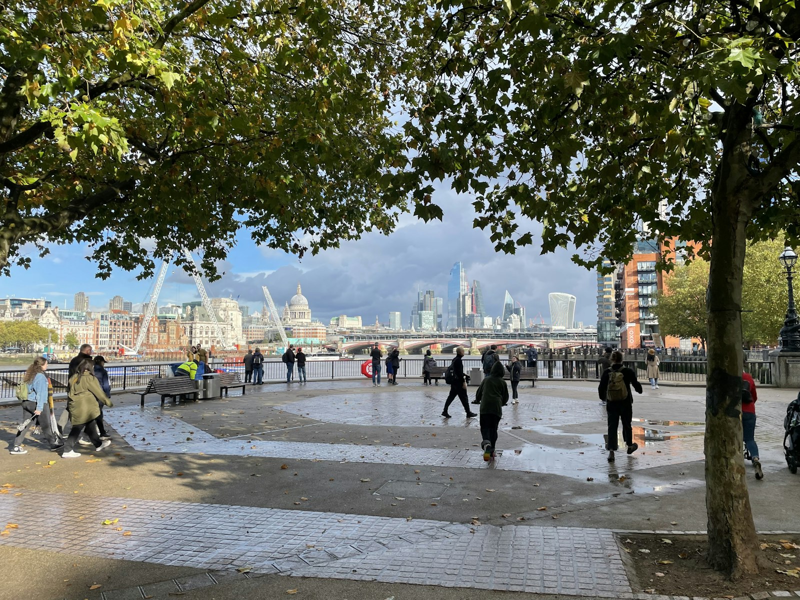 Promeneurs sur la South Bank, au bord de la Tamise