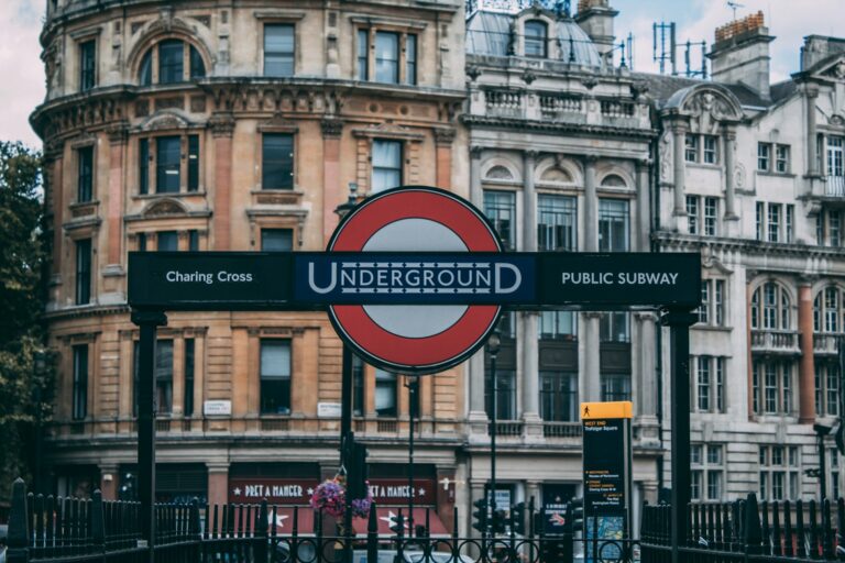 Une entrée de station de métro à Londres