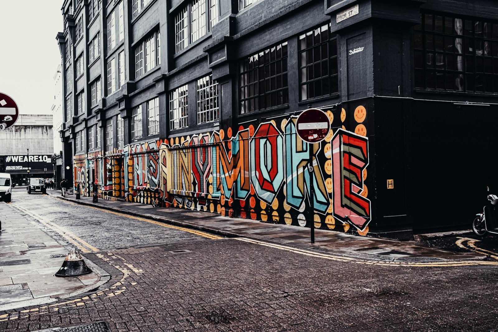 Un mur couvert de street art dans une rue de Shoreditch