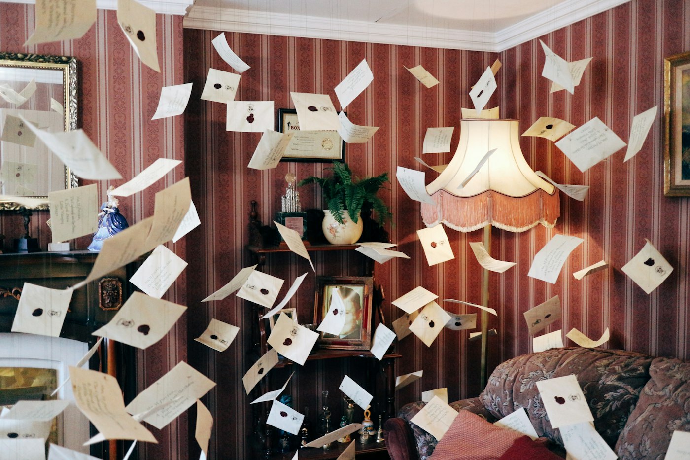 Le décor des lettres de Poudlard qui volent chez les Dursley, au Studio Harry Potter