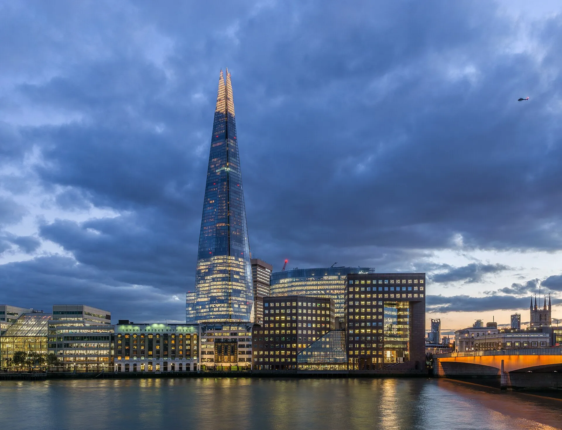 La tour The Shard au coucher du soleil, sur la rive sud de la Tamise à Londres