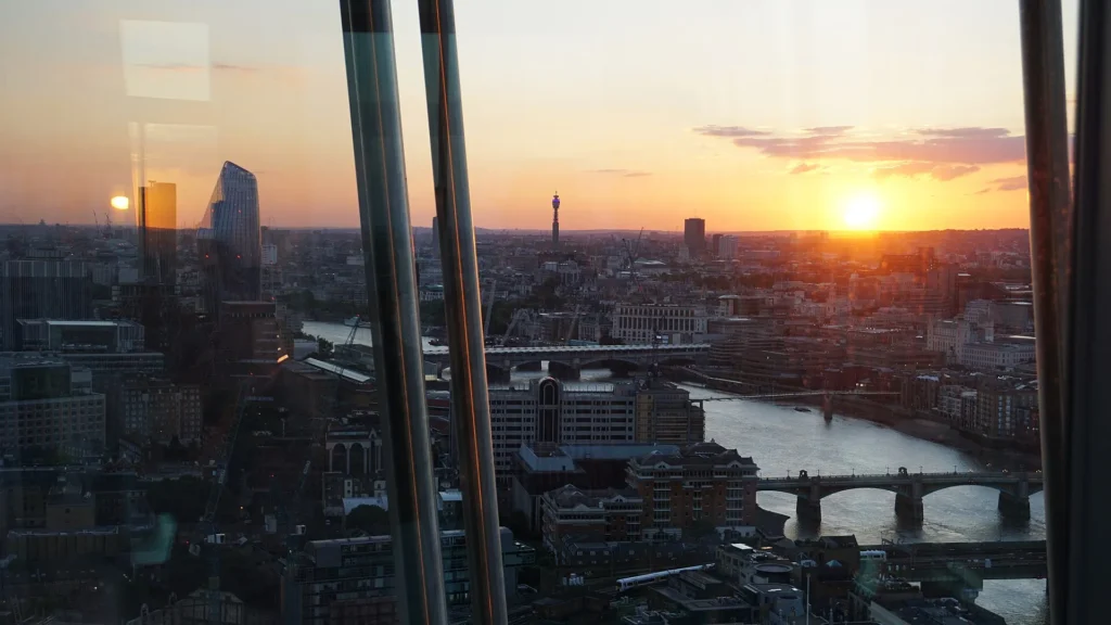 Coucher de soleil sur Londres depuis le 32e étage de The Shard