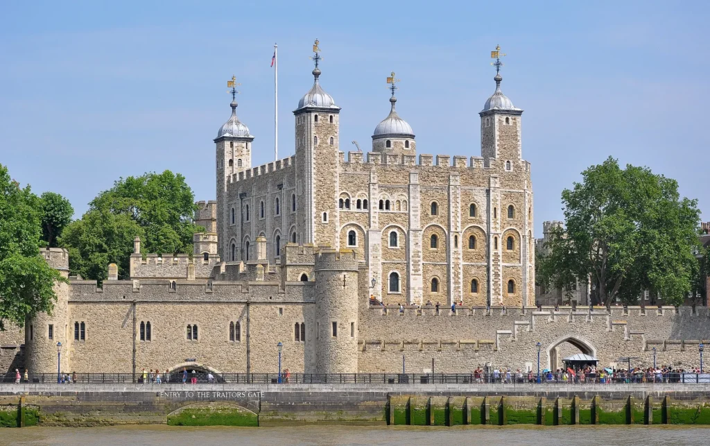 La Tour de Londres et la White Tower vues depuis la Tamise